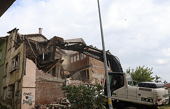 Gemlik’te Metruk Binalar Yıkılıyor