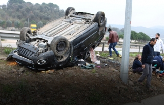 Zeytinden dönen işçiler takla attı: 2 yaralı