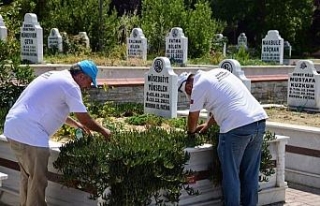 Manisa mezarlıkları bayrama hazır